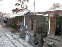 東養寺境内