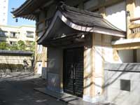 霊巌寺本堂横の客殿入口