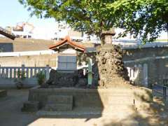 境内社浅間神社と三峰神社