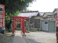 元宿堰稲荷神社境内