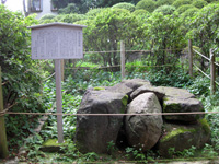 根津神社境内胞衣塚