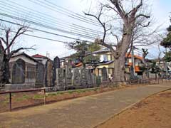 照妙院内石塔群