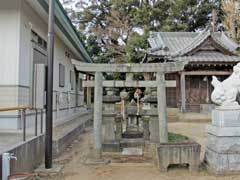 境内社水神社など