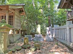 鈴身神社境内石祠