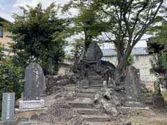 君塚稲荷神社境内社浅間神社