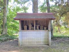 大厩駒形神社境内石祠