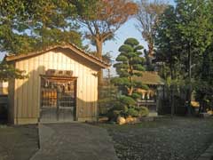 椎津八坂神社神輿庫と境内社