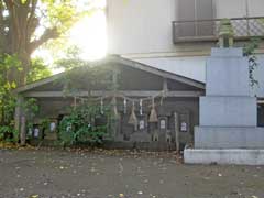 椎津八坂神社境内石祠群