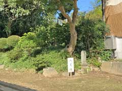 結縁寺熊野神社境内入定塚