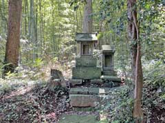 中根八幡神社境内石祠