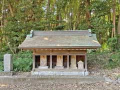 軽井沢八幡神社境内観音石像