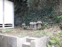 内浦若宮八幡神社境内石祠