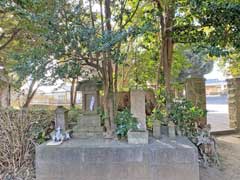 伊津美鳥見神社境内石祠