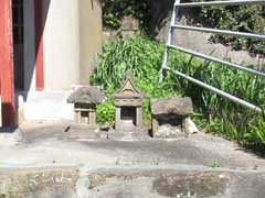 川津神社境内石祠