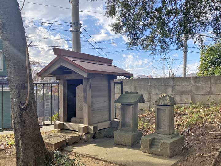 八ケ崎子安神社境内石祠