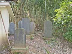 六崎浅間神社境内出羽三山石塔