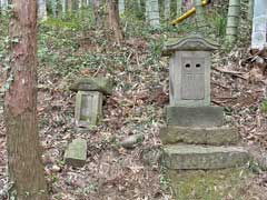 下根山王神社境内石祠