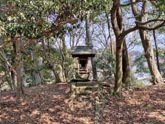 臼井城跡鬼門に祀られる祠