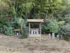 観音石像群と天満宮祠