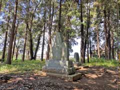 高津浅間神社境内出羽三山碑