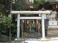 小岩神社わらじ石