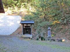 境内社厳島神社と庚申塔