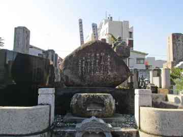 近龍寺山本有三の墓