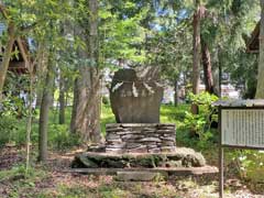 寒田神社境内歯の供養碑