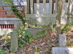 寒田神社境内史跡腰掛石