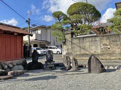 向原本村薬師堂境内石仏郡