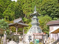 大山寺鐘楼と宝篋印塔