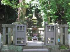 白旗神社源頼朝墓