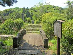 紹太寺透天橋・放生池・石柱