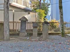 新屋稲荷神社境内石祠