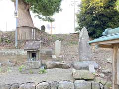 上曽我須賀神社境内石祠