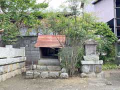 国府津八幡神社境内石祠