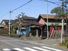 道路向かいにある石仏