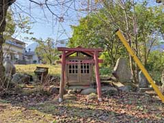 内の御前神社境内石祠