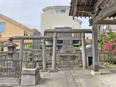 小坪伊勢町八幡宮境内板石神