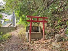 小坪西町神明宮境内石祠