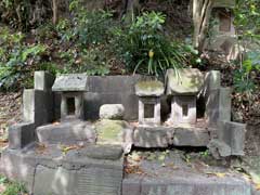 小坪西町神明宮境内石祠