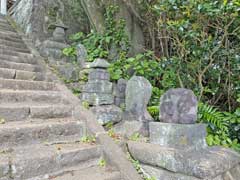 小坪西町神明宮境内石造物群