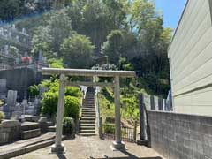 桜山脇の谷山の神社鳥居
