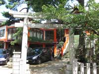 於玉稲荷神社鳥居と舞殿