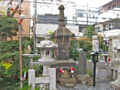 宇迦八幡宮石造六角宝塔