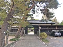 三宝寺長屋門