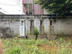 境内本村講による石祠