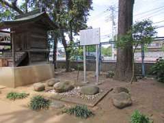 瓦葺氷川神社力石