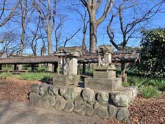 本田春日神社境内石祠