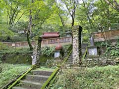 境内東郷神社鳥居・砲弾と水雷